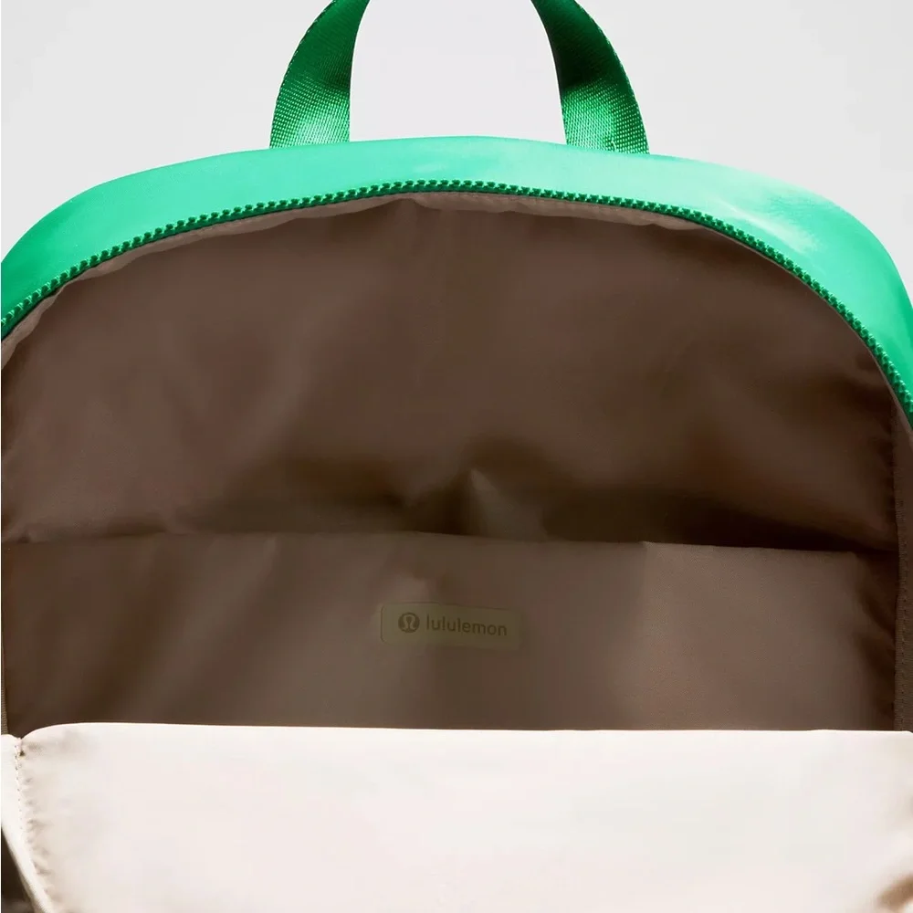 Lululemon Everywhere Backpack 22L- Raceway Green/Sheer Oak